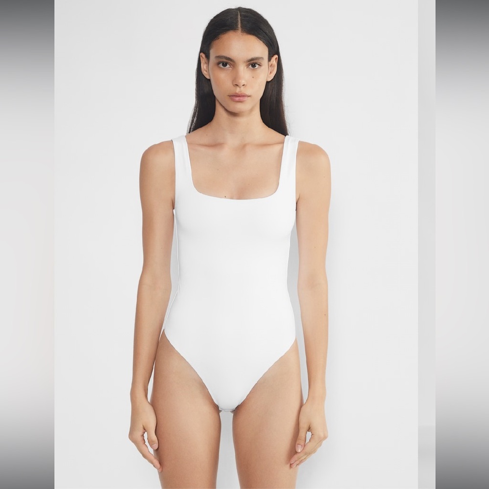 ARITZIA, ORIGINAL CONTOUR SQUARENECK BODYSUIT